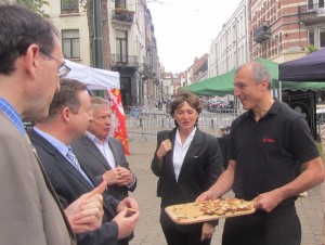L'Alsace attire en une fois l'Ambassadeur de France, le Consul Général (Sylvain Berger) et le député français pour le Bénélux. Tournée de tarte flambée par le président de l'APA Rémy Bossert
